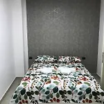 Nadyle House 게스트하우스 3*